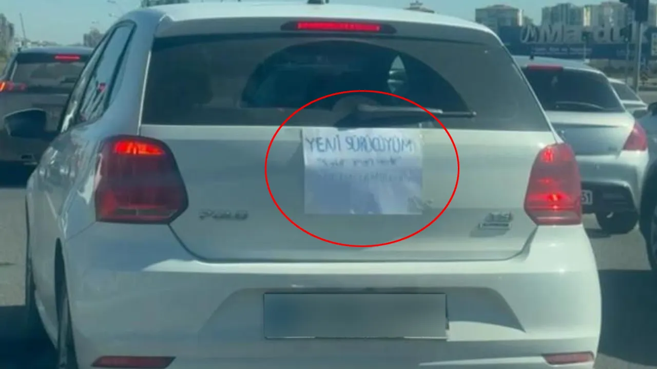 Ehliyetini yeni alan kadın sürücünün arabasına yazdığı yazı dikkat çekti