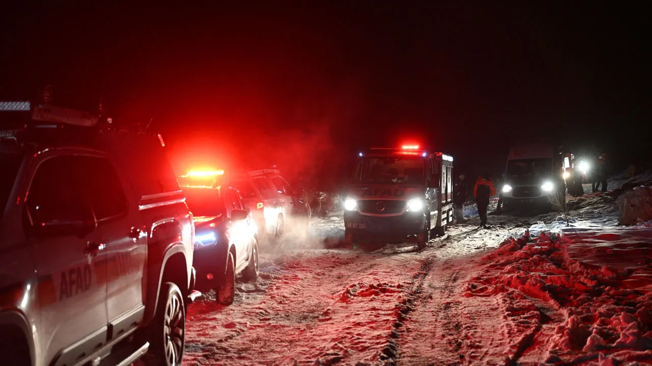 Elektrik arızasına giden işçiler mahsur kaldı! Yardıma AFAD koştu... 