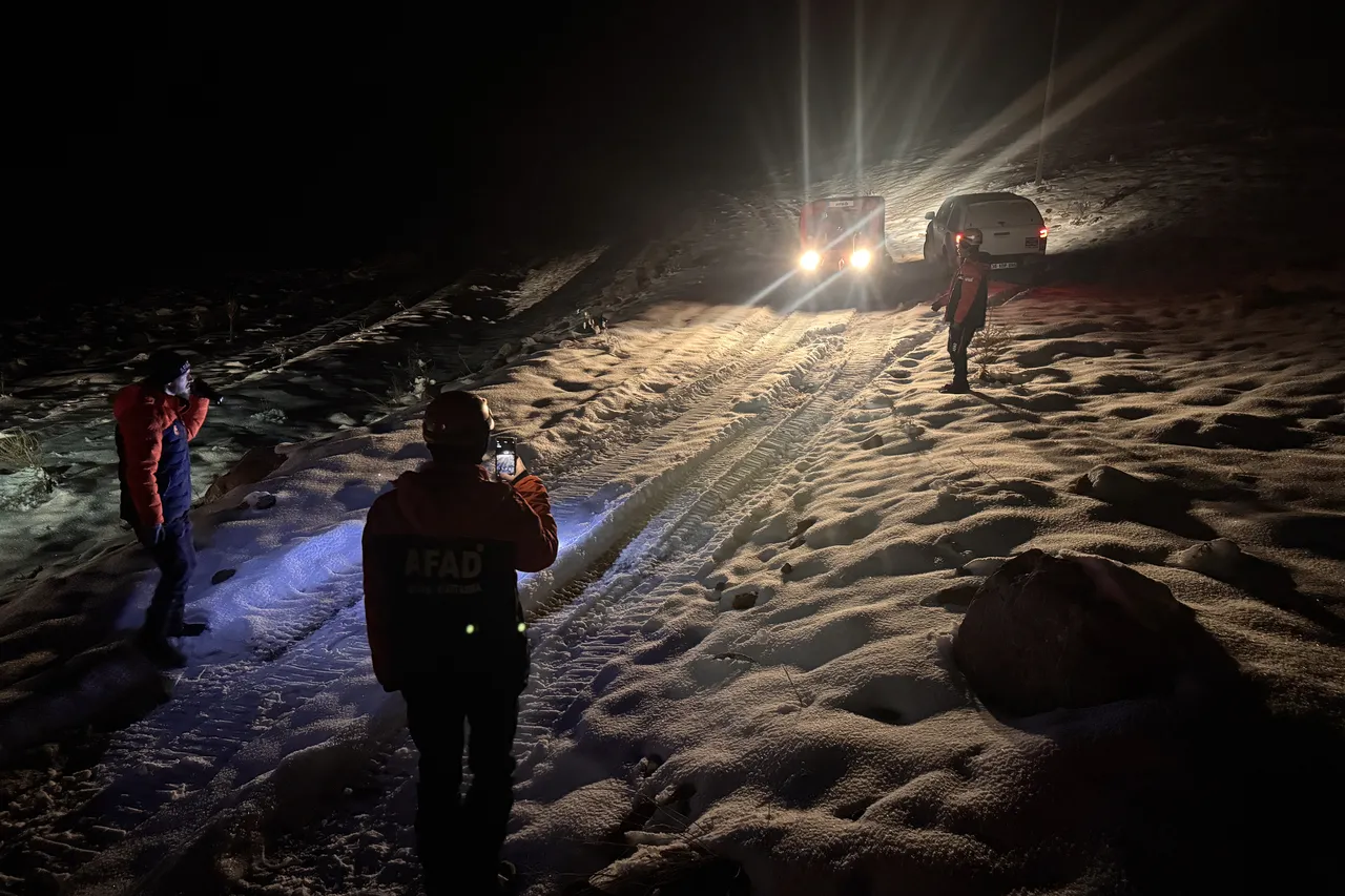 Elektrik arızasına giden işçiler mahsur kaldı! Yardıma AFAD koştu...