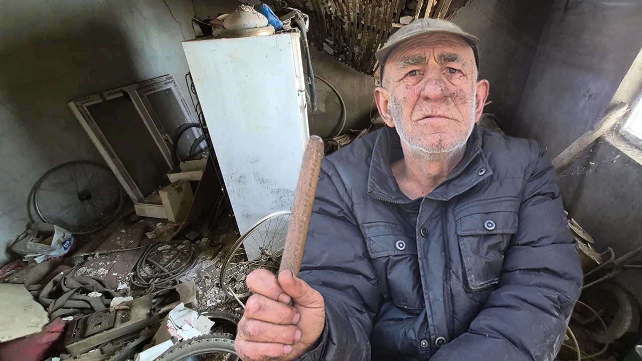 Eskişehir'de vicdanları yaralayan görüntü: 64 yaşındaki Celal Amca metruk evde kaderine terk edildi