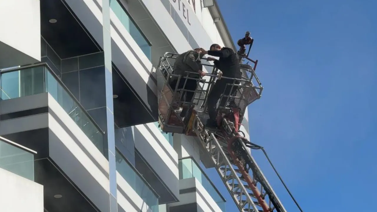 Faciaya ramak kala! Otelde yangın çıktı, müşteriler tahliye edildi