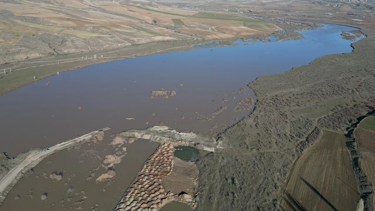 Gemerekli çiftçinin emeği sular altında... Kızılırmak son zamanların en büyük afetini yaşattı