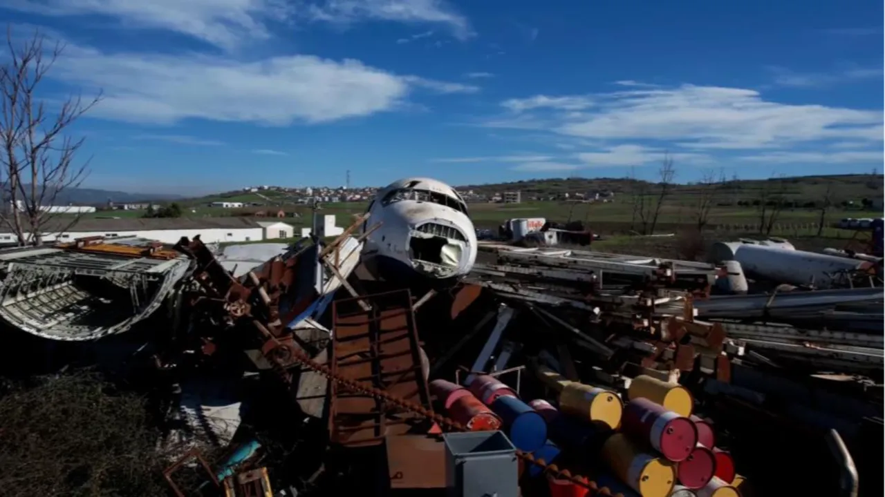 Hurdacıda gören şaşırıyor! 4 parçaya ayrılmış durumda... 2.5 milyon liraya satılıyor