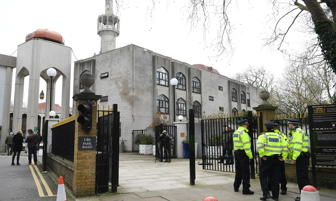 İngiltere’de cami çıkışı bıçaklı saldırı! Ölü ve yaralılar var