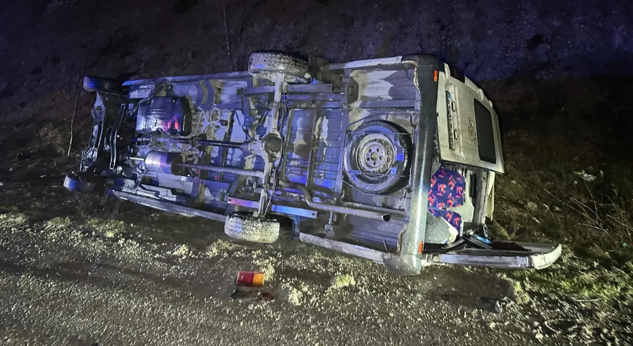 İşçi servisi karşı şeride geçip devrildi! Çok sayıda yaralı var