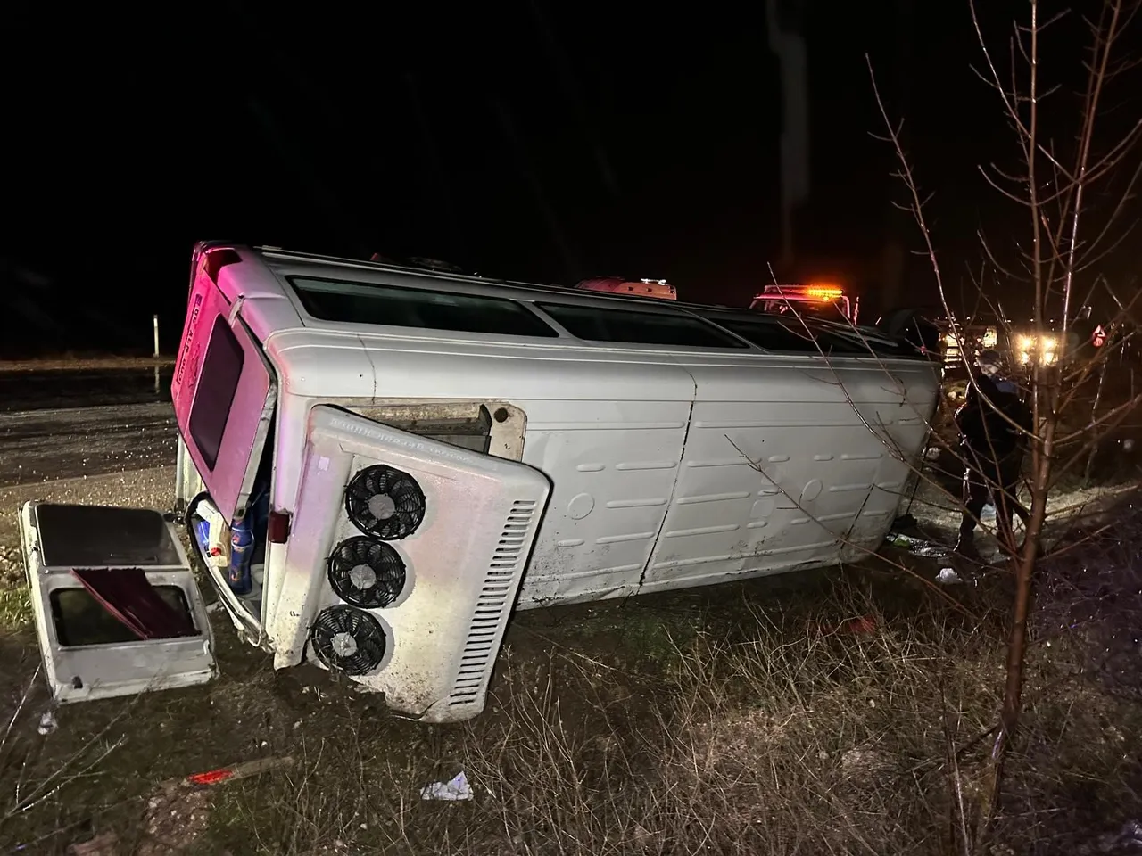 İşçi servisi karşı şeride geçip devrildi! Çok sayıda yaralı var