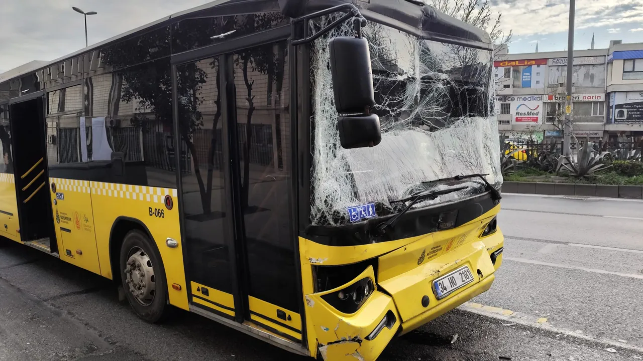 İstanbul'da durağa yanaşan 3 İETT otobüsü çarpıştı