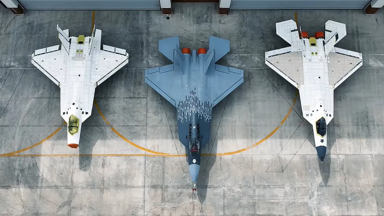 KAAN'ın ilk uçuşunun yıl dönümünde dikkat çeken kare! Yeni prototipleriyle yan yana