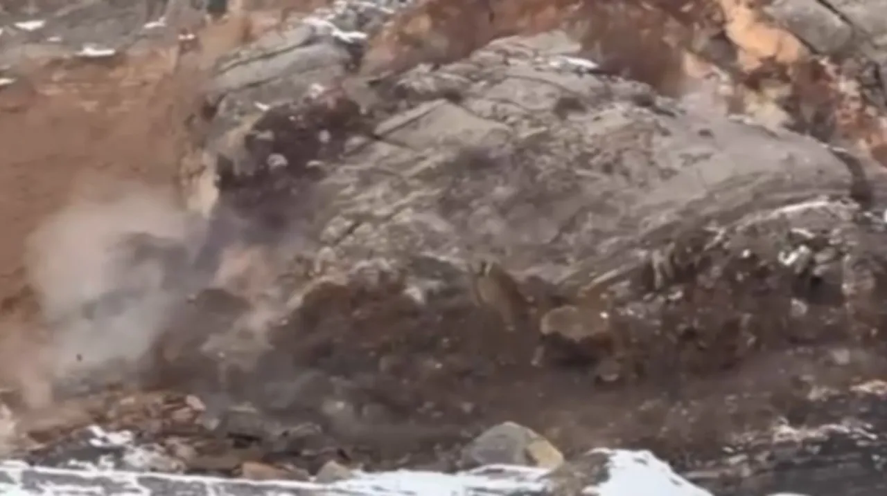 Kar yağışı ve sağanak heyelan getirdi! Karayoluna kayalar düştü