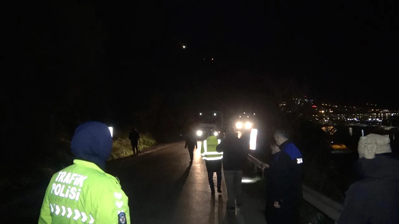 Mudanya'da heyelan... Ekipler teyakkuzda, sabah saatlerine kadar geçiş yok!