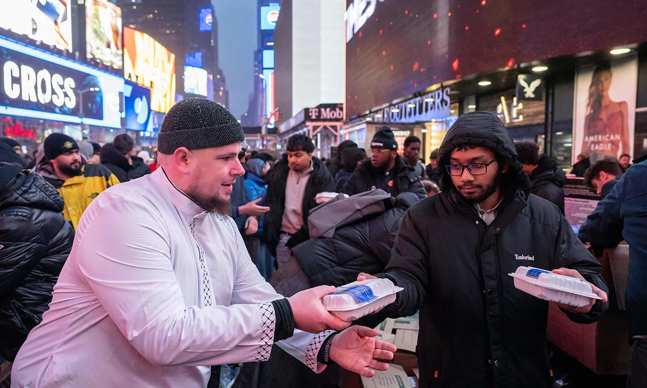 Müslümanlar Times Meydanı'nda buluştu! Yüzlerce hem birlikte iftar yaptı, hem de teravihe katıldı