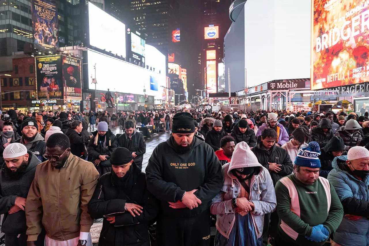 Müslümanlar Times Meydanında buluştu! Yüzlerce hem birlikte iftar yaptı, hem de teravihe katıldı