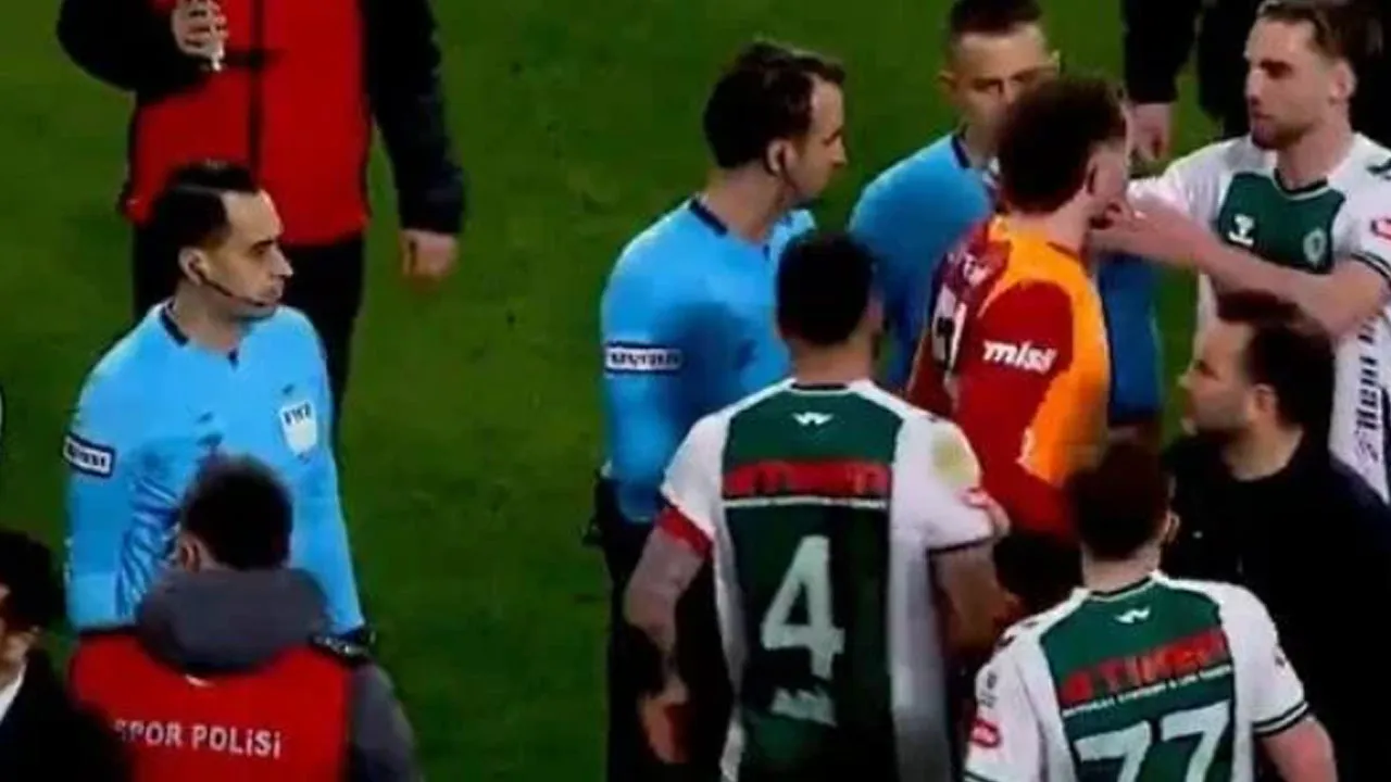 Okan Buruk'tan olay tepki: Hakemlerin yanına gitti ve bunu yaptı