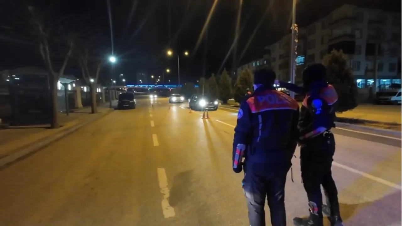 ‘Dur’ ihtarına uymayan sürücü polisi peşine taktı! Yakalanınca ceza yağdı