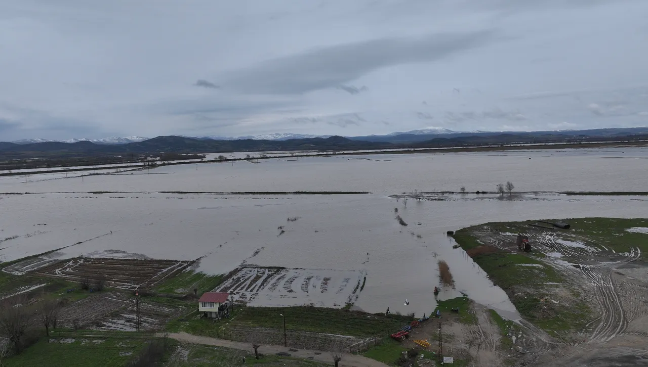 Edirne’de felaket sonrası kabus gibi manzara! Köyleri, arazileri su yuttu