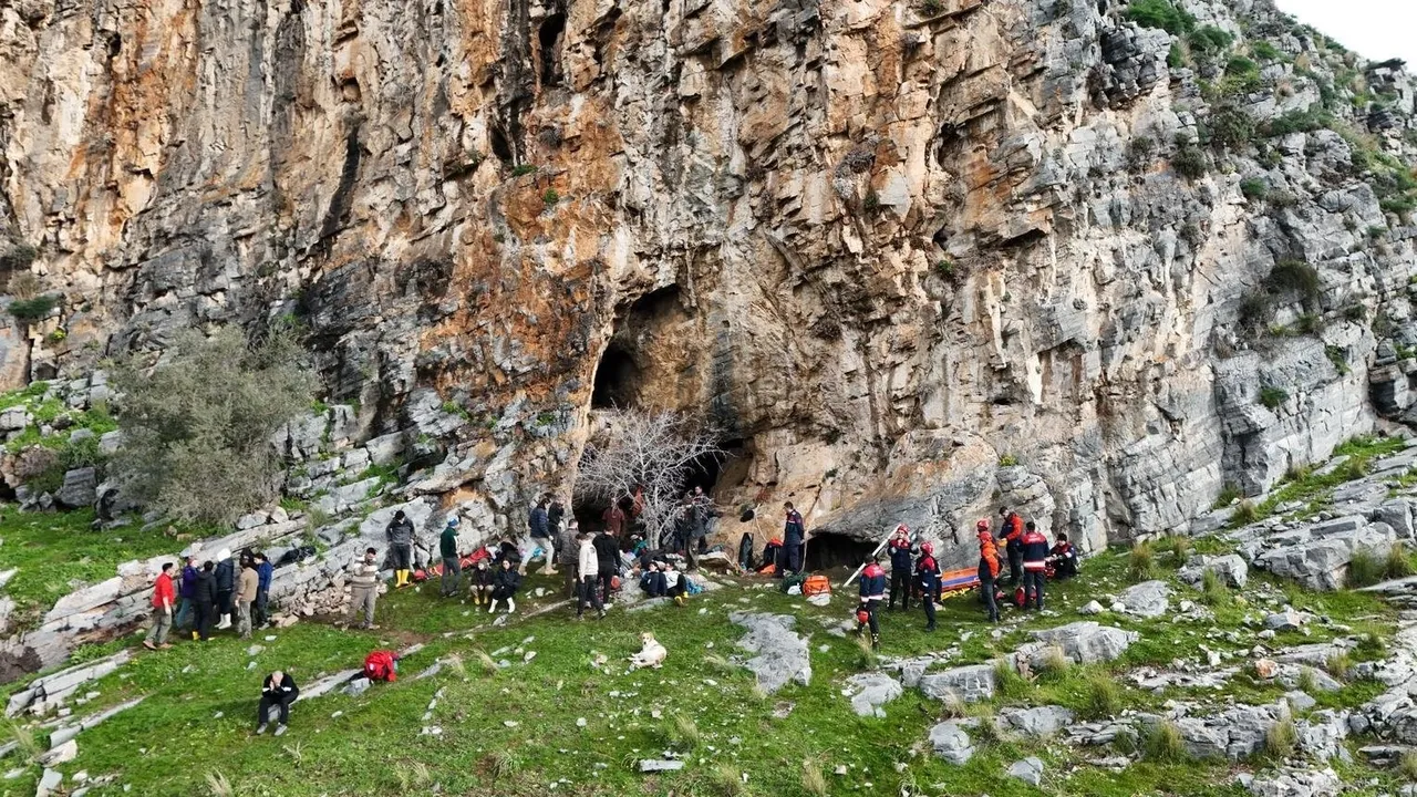 Eğitim gezisinde dehşet! 5 metre yükseklikten düşen öğrenci 9 saat sonra kurtarıldı