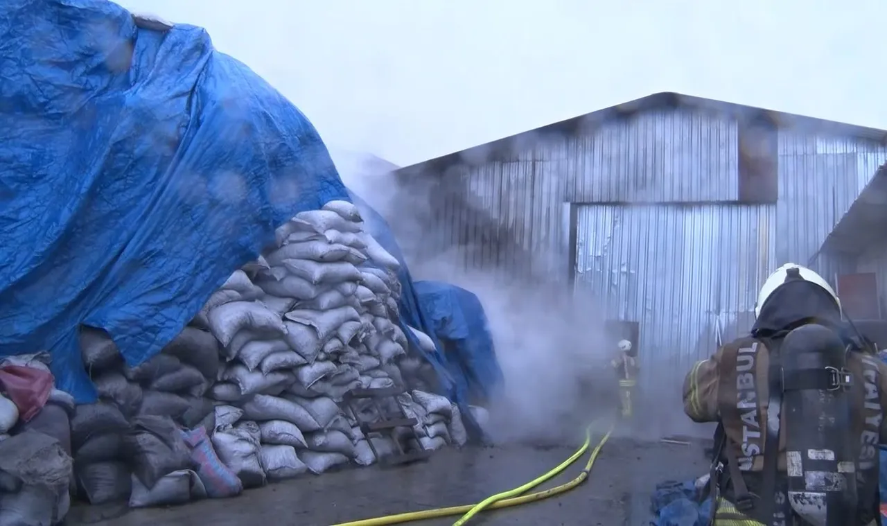 Eyüpsultan'da 2 iş yerine sıçrayan yangın kontrol altına alındı