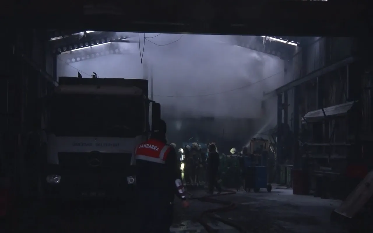 Eyüpsultan'da 2 iş yerine sıçrayan yangın kontrol altına alındı