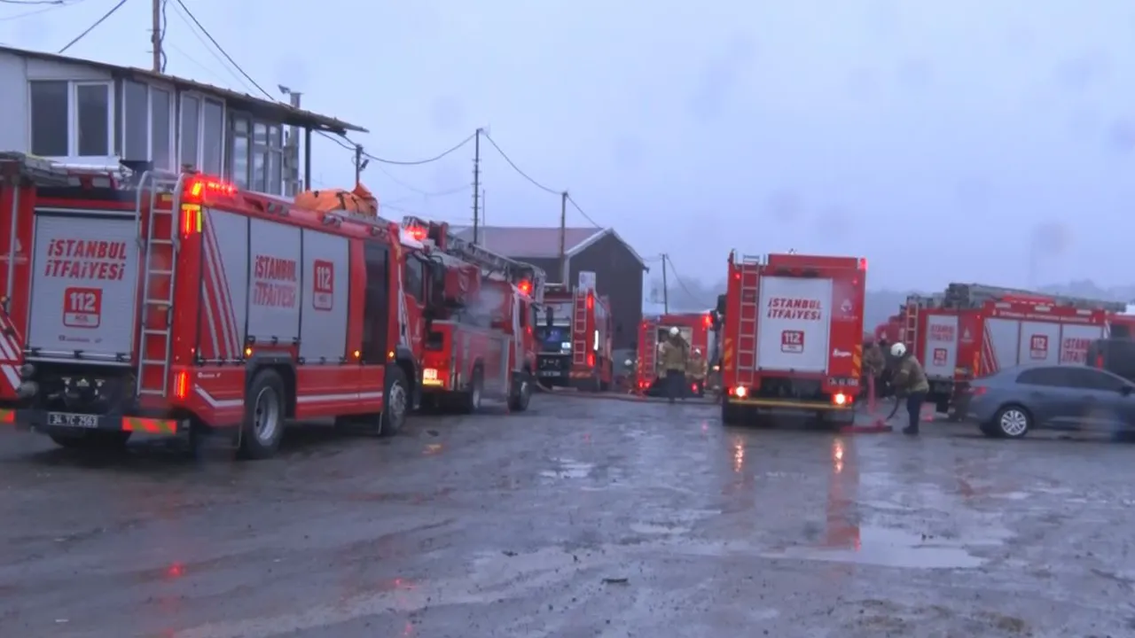   Eyüpsultan’da 2 iş yerine sıçrayan yangın yürekleri ağza getirdi