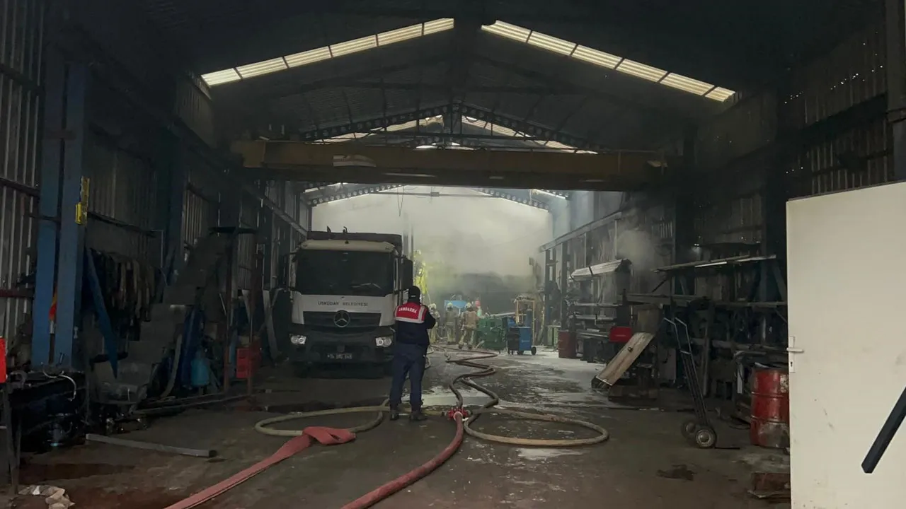 Eyüpsultan'da yangın! İş yerlerini alevler sardı, ekipler müdahale ediyor