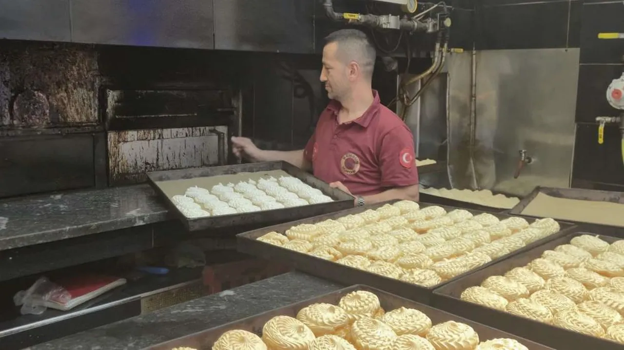 İftar sofralarının vazgeçilmezi oldu! Günde 10 bin adet üretiliyor, fiyatı 5 ila 20 TL arasında değişiyor