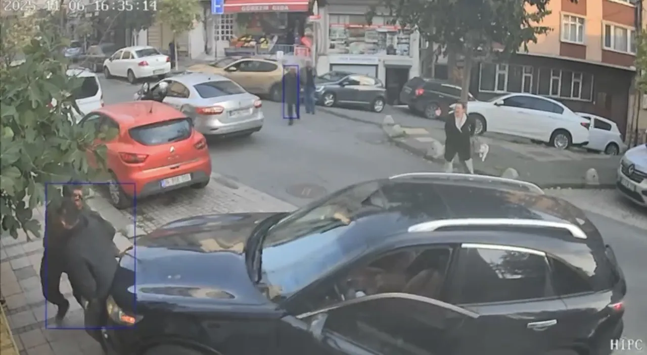 Kağıthanede akılalmaz kaza! saniyeler içinde iki kez aracının altında kaldı