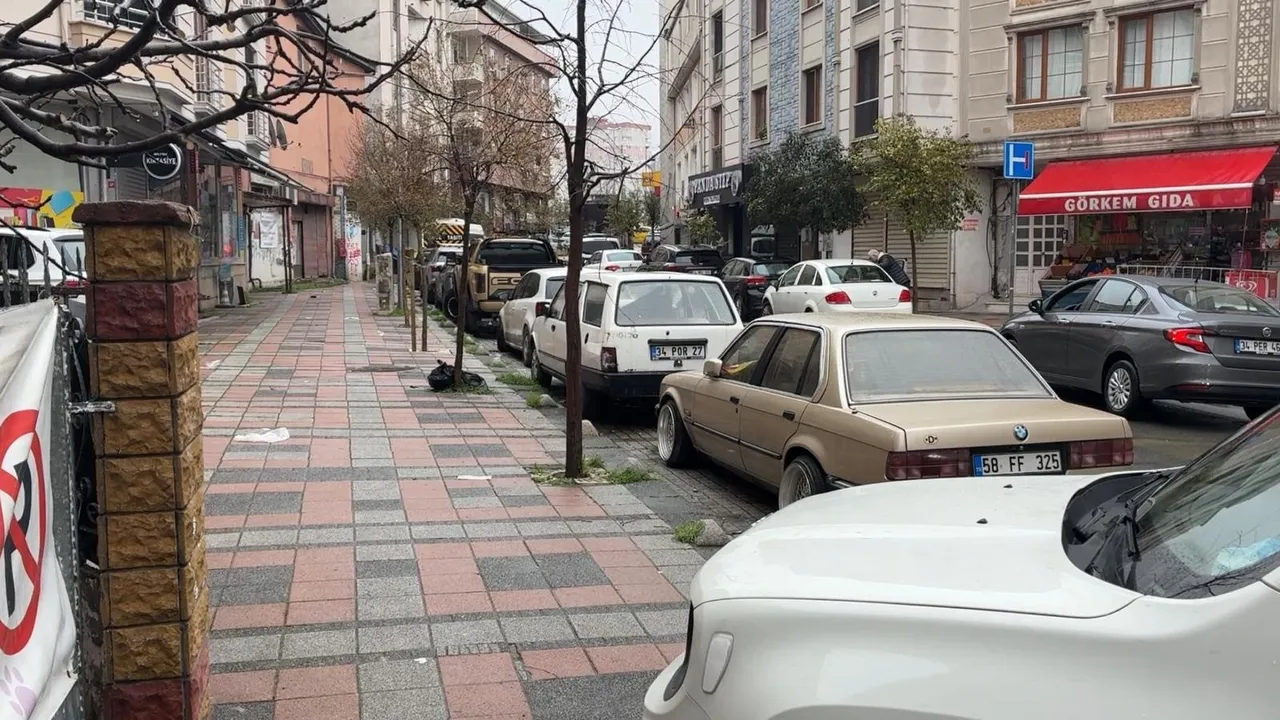 Kağıthanede akılalmaz kaza! saniyeler içinde iki kez aracının altında kaldı