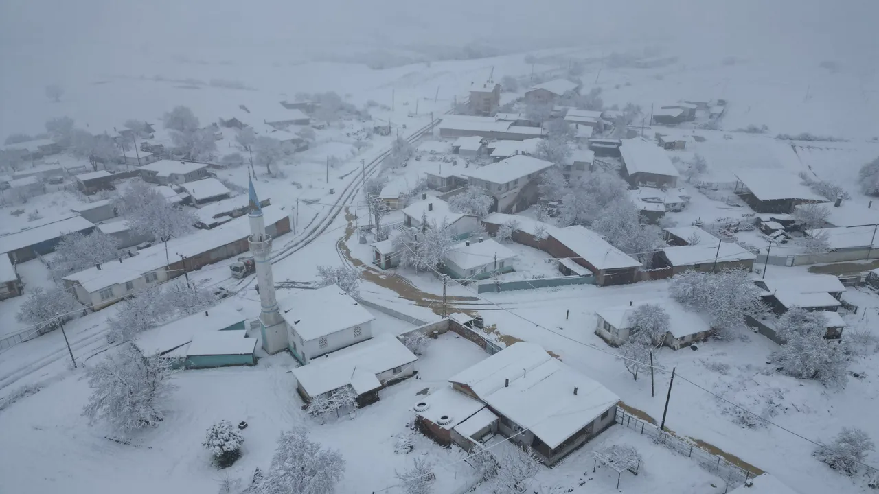 Kar, İstanbul'un dibine kadar geldi! Komşu il beyaza büründü