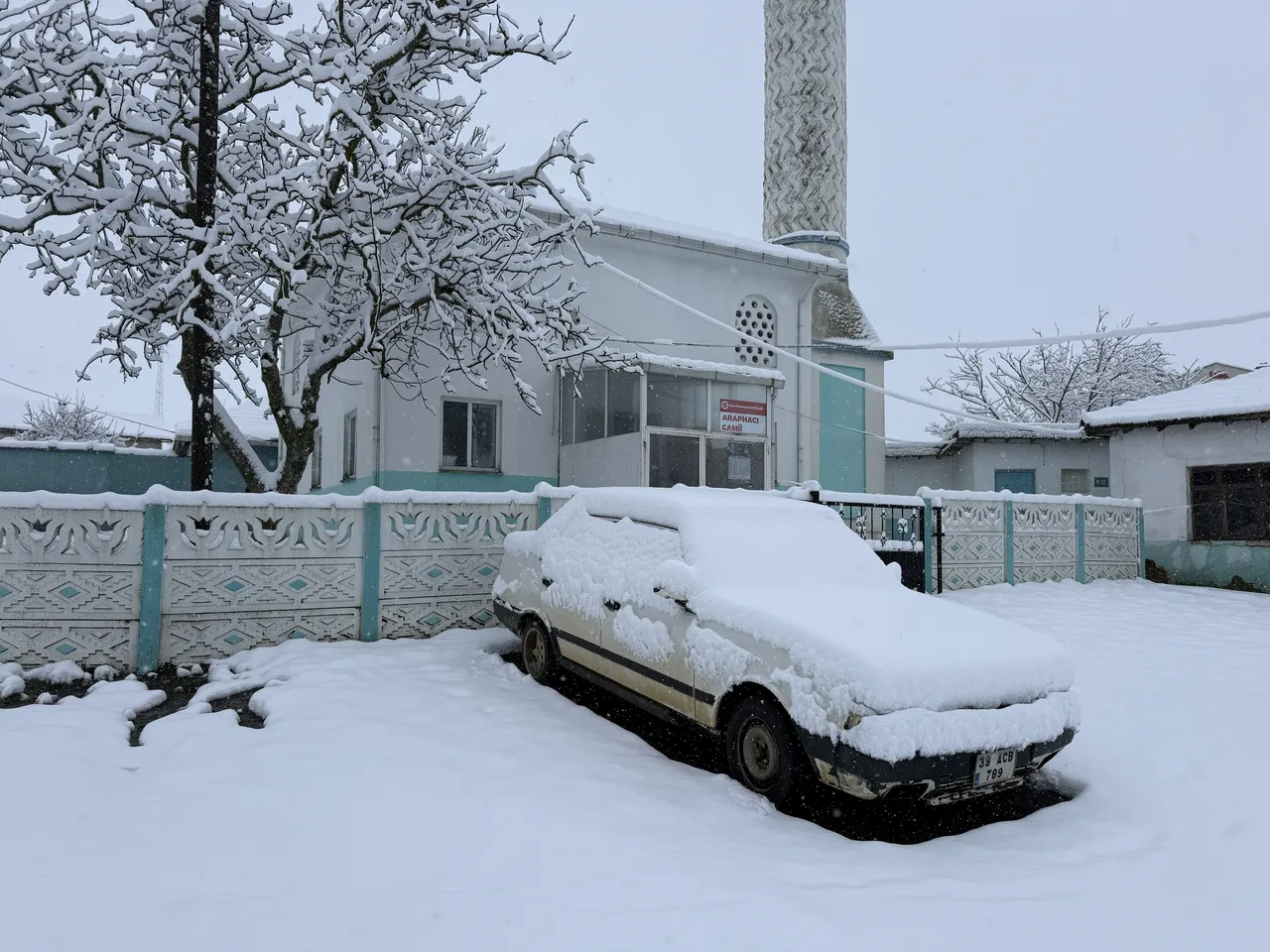 Kar, İstanbul'un dibine kadar geldi! Komşu il beyaza büründü