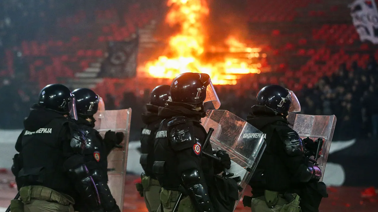 Olaylı derbide 3 gollü galibiyet! Koltukları ateşe verdiler