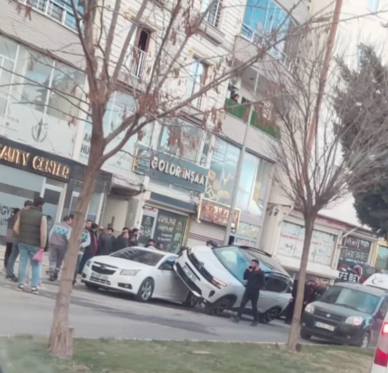 Mardinde feci kaza! Otomobilin çarptığı öğretmen yola savruldu