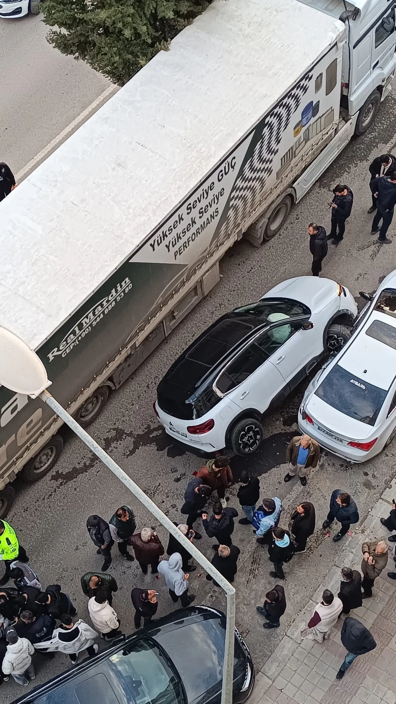 Mardinde feci kaza! Otomobilin çarptığı öğretmen yola savruldu