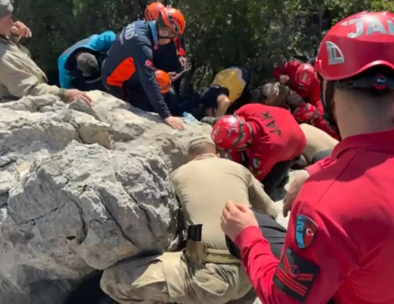 Ölümle burun buruna geçen 24 saat! Kayıp yaşlı kadın uçurumda bulundu