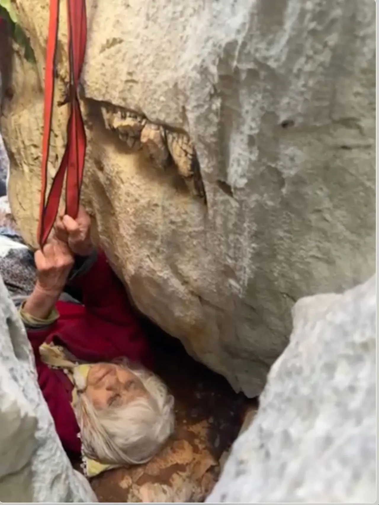 Ölümle burun buruna geçen 24 saat! Kayıp yaşlı kadın uçurumda bulundu