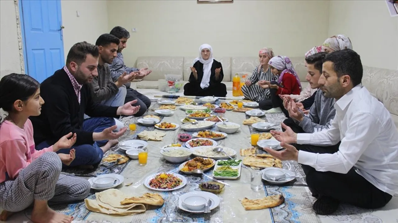 Oruçluyken günah işlemek, dedikodu yapmak orucu bozar mı?