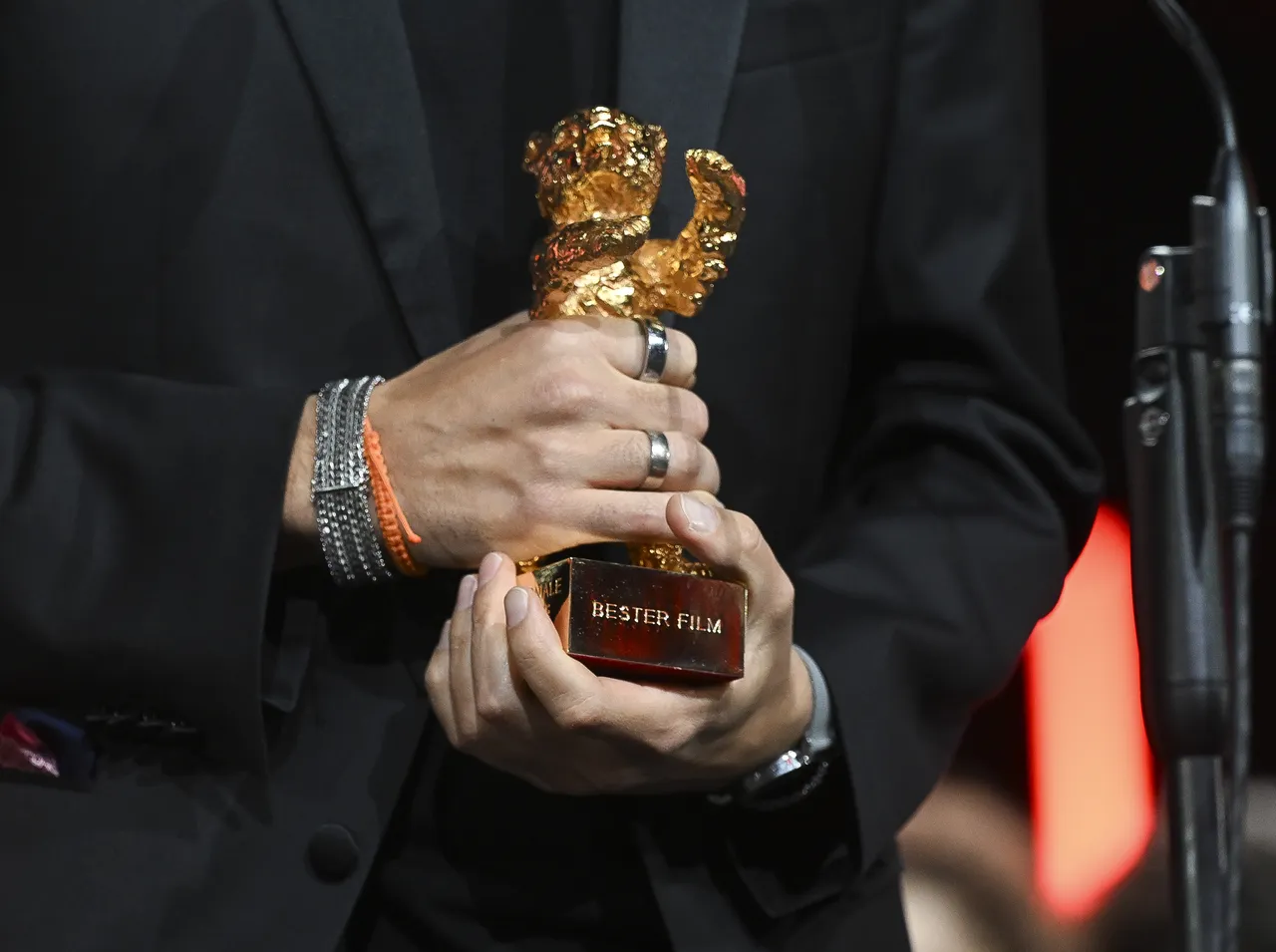 Özgü Namal’lı “Sarı Zarflar” Berlin'i salladı! Altın Ayı ödülü Türkiye’ye geldi