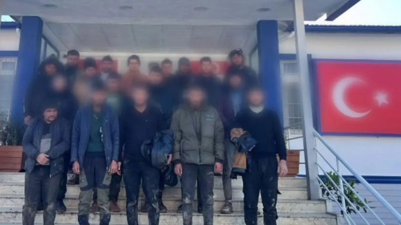 Polisi şoke eden olay! Hayvan dışkısının altından insanlar çıktı