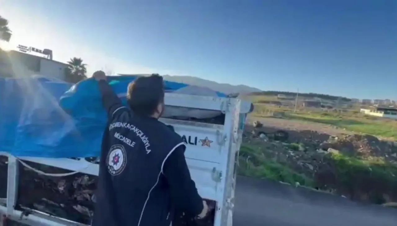 Polisi şoke eden olay! Hayvan dışkısının altından insanlar çıktı