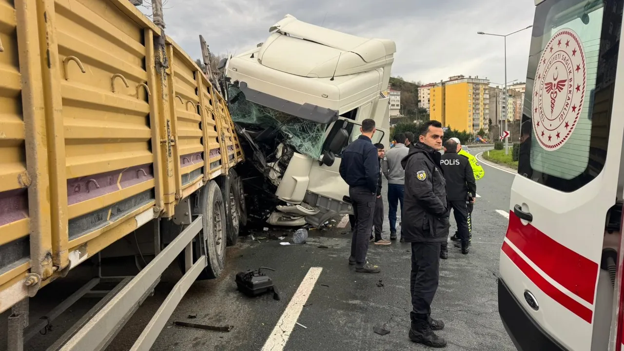 Rizede park halindeki tıra, tır çarptı: 1i ağır 4 yaralı