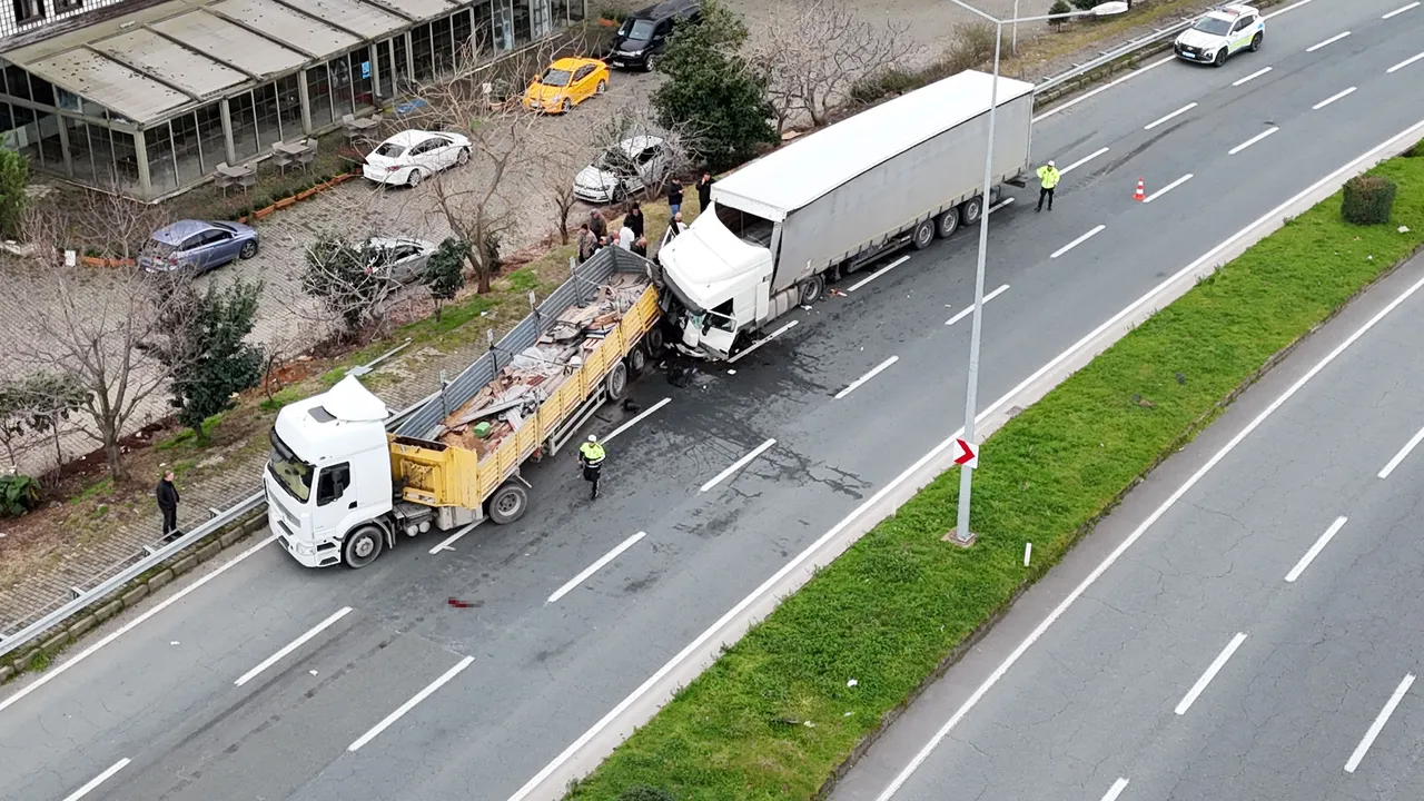 Rizede park halindeki tıra, tır çarptı: 1i ağır 4 yaralı