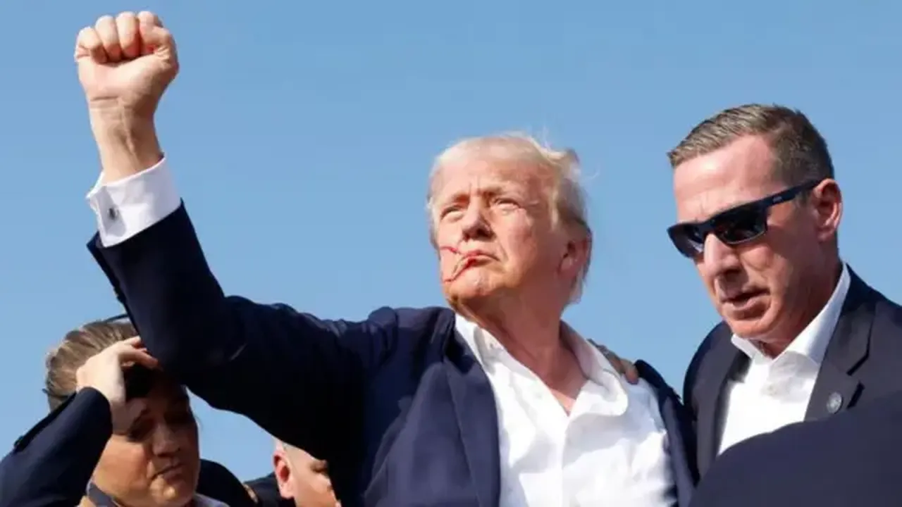 Trump daha önce de bu tip tehditlerle karşı karşıya kalmıştı. 13 Temmuz 2024’te Pennsylvania’da düzenlenen bir seçim mitingi sırasında suikast girişiminde yaralanmıştı.