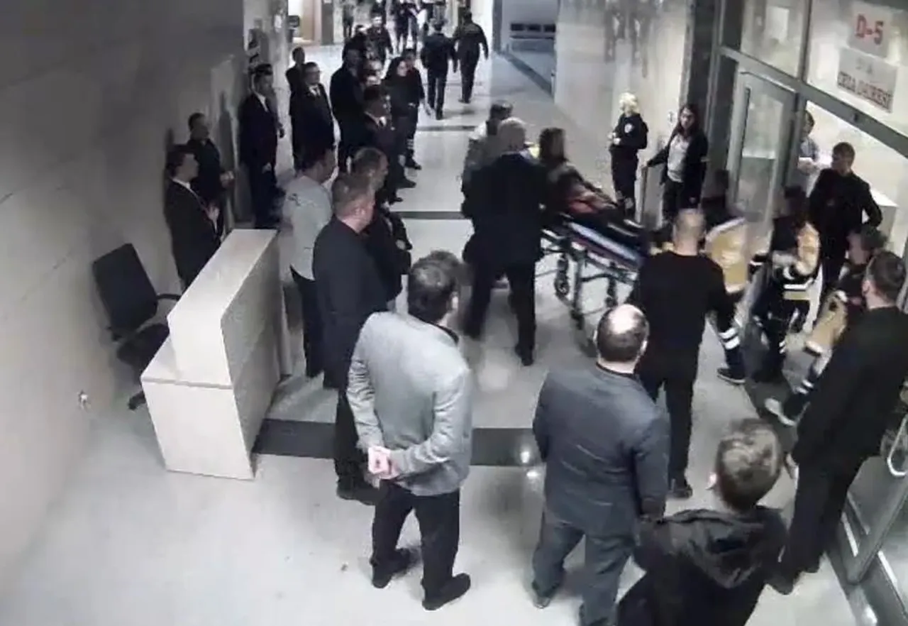 Hakimin, ambulansa sevk edildiği anlar