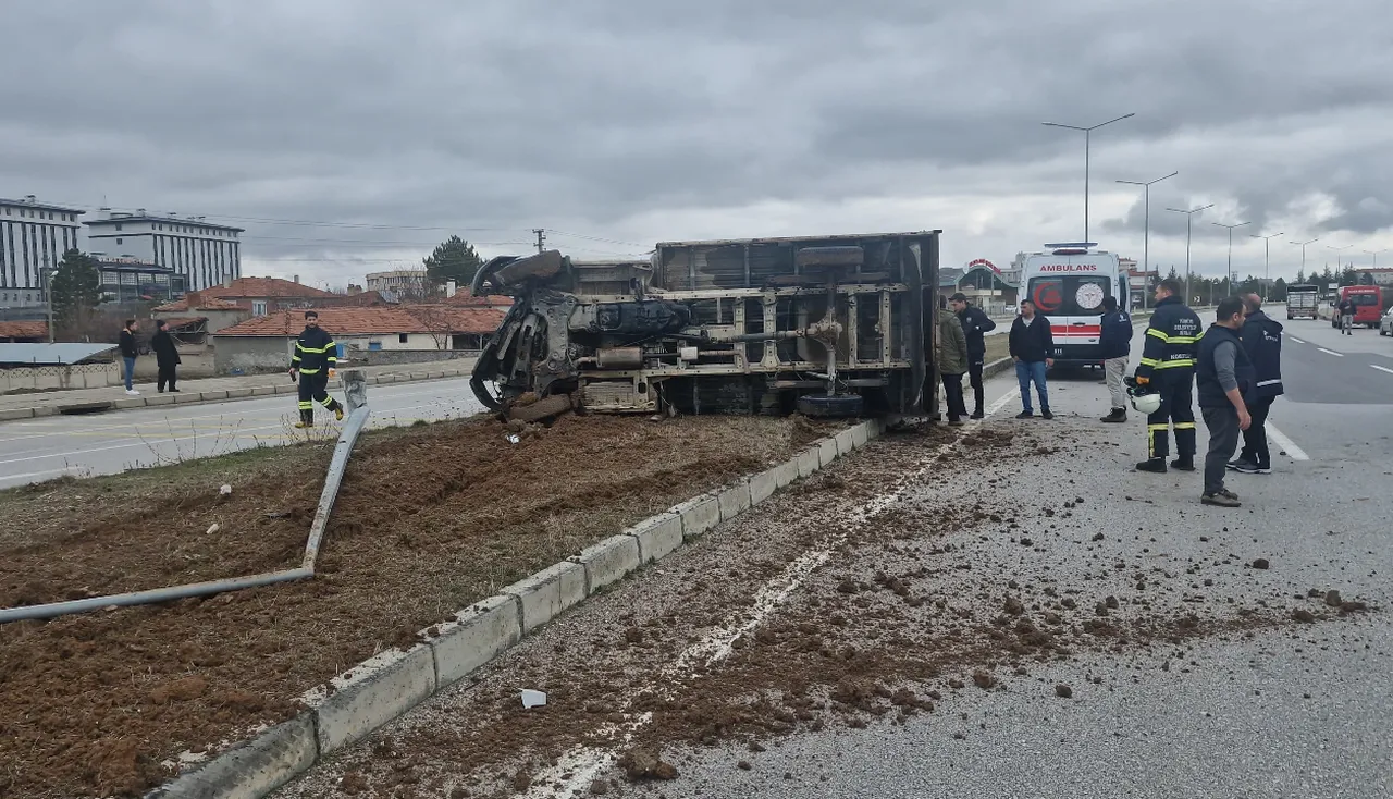 Aydınlatma direğine çarpıp yan yattı! Alaca’daki kazada faciadan dönüldü