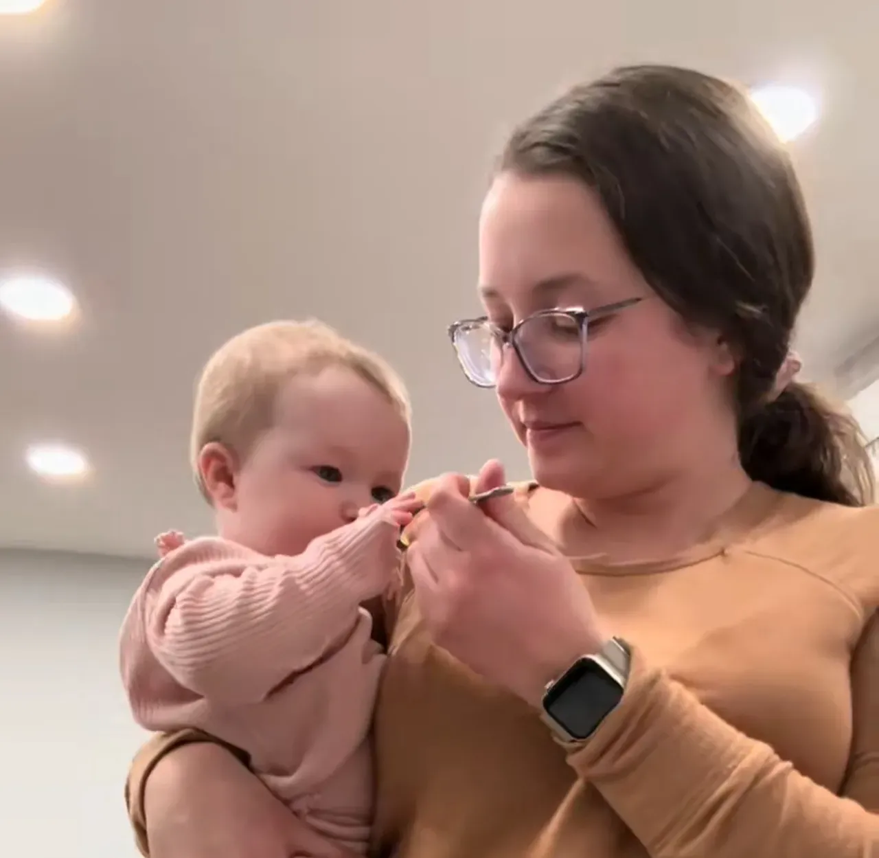 Bebeklere kaşık kaşık tereyağı yediren anneler gündemde: Kullanıcılardan tepki yağıyor, uzmanlar ne diyor?