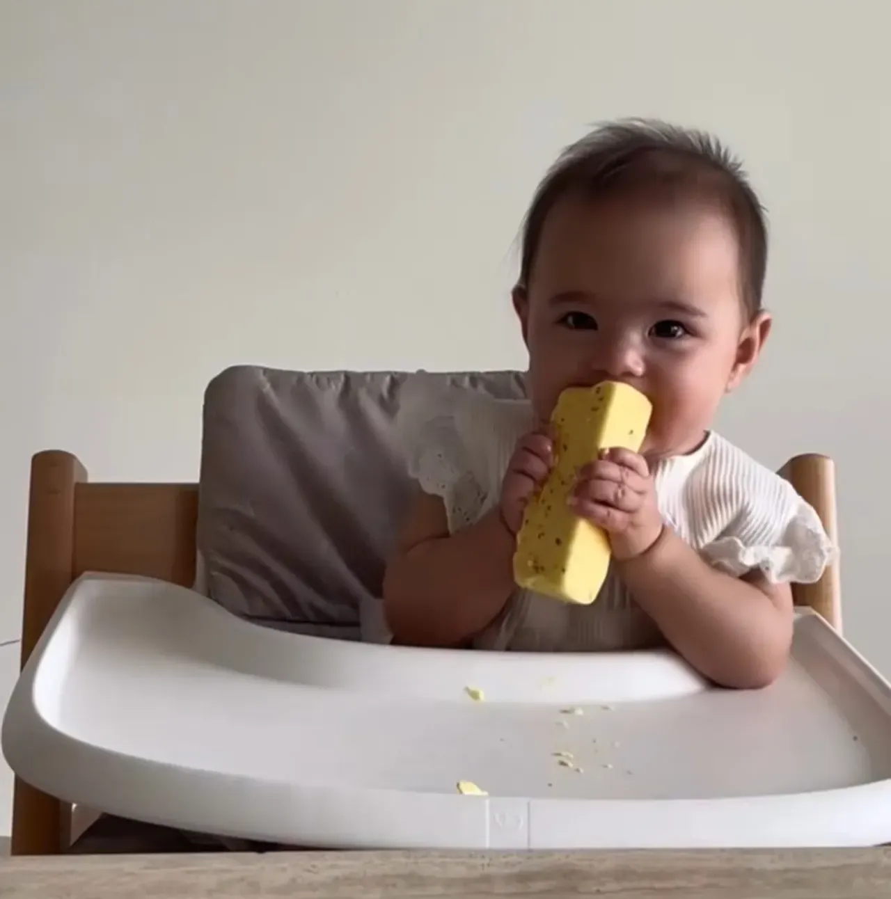 Bebeklere kaşık kaşık tereyağı yediren anneler gündemde: Kullanıcılardan tepki yağıyor, uzmanlar ne diyor?