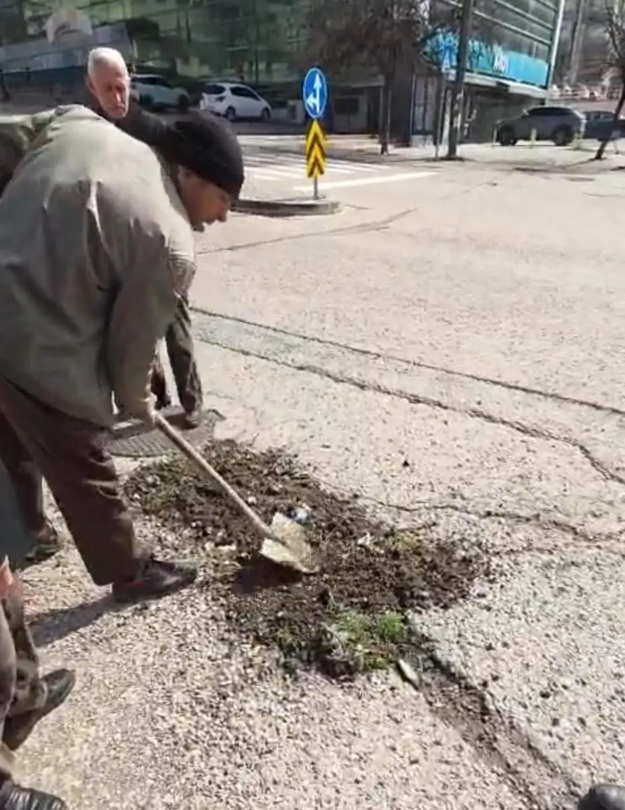 CHPli belediyede bir skandal daha! Vatandaş çukurları kendi doldurdu