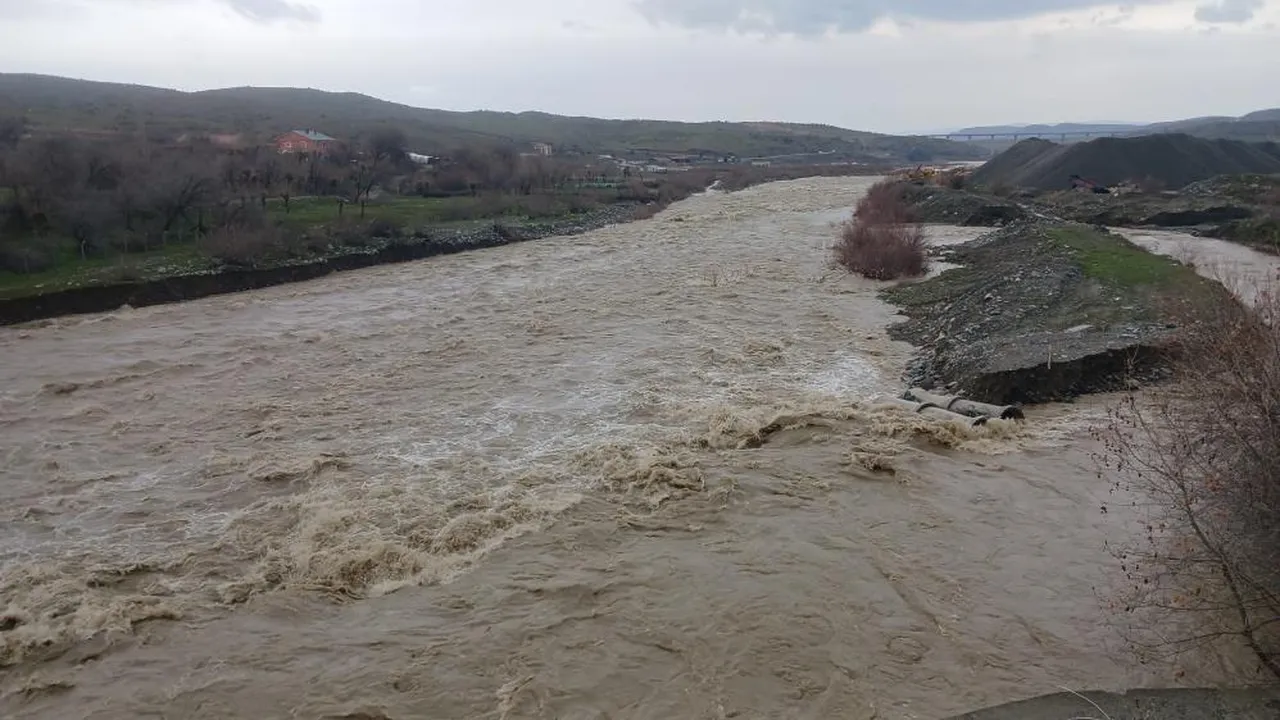 Diyarbakır'da Kulp Çayı taştı: Karlar eridi, debi rekor seviyeye çıktı