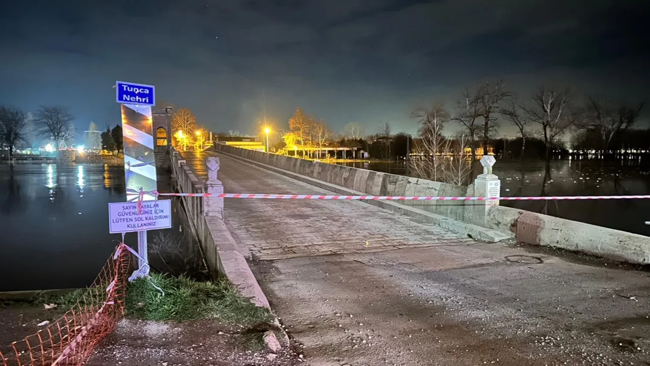 Edirne'de ilk kez böylesi görüldü! Köprüler kapatıldı, ekipler teyakkuza geçti