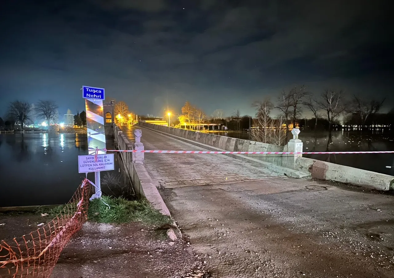 Edirne'de ilk kez böylesi görüldü! Köprüler kapatıldı, ekipler teyakkuza geçti