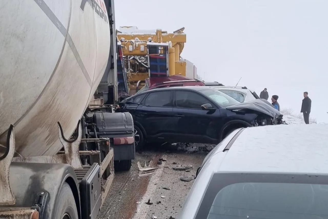 Erzurum'da can pazar! Zincirleme kaza oldu, çok sayıda yaralı var